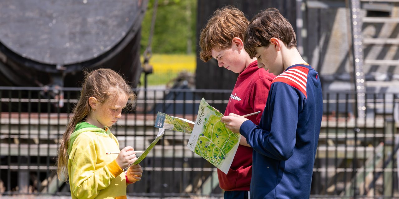 kids viewing visitors map